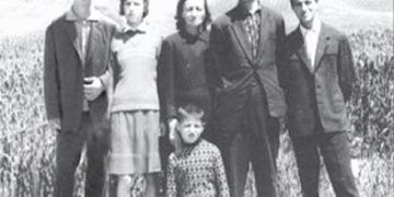 “Kur vajta në shtëpi dhe tepër i mërzitur i tregova mamasë, se Alizoti më tha se; në Francë edhe fshatari më i humbur e flet shqipen më mirë se ty, ajo më…”/ Dëshmia e rrallë e djalit të Telo Mezinit