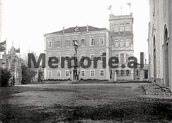 “Asllani Lici duke ec topall e, mbas tij me kapadaillëk Pali Melyshi, iu drejtuen priftnve të lidhun; ecni, more këlysh të Papës, se tash…”/ Si i mbytën në gropën e nevojtores dy klerikët e njohur, në 1948-ën