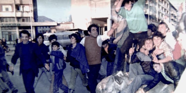 “Adrian Besnik Meta, mekanik në Parkun e MPB, ka drejtuar makinën ‘IFA’, ku ishte lidhur monumenti Enver Hoxhës, në Fier, Korçë e Durrës bustet i hoqën…”/ Raportet sekrete të Sigurimit, 20 shkurt ‘91