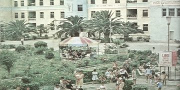 “Kur Ibrahimi me shokun e tij, Sejdo Tartalen, po hipnin në autobus për në Kampin e Pionerëve në Libohovë, një burrë i tha; jo ti, zbrit, se babai jot…”/ Historia e panjohur e librarit të famshëm të Gjirokastrës