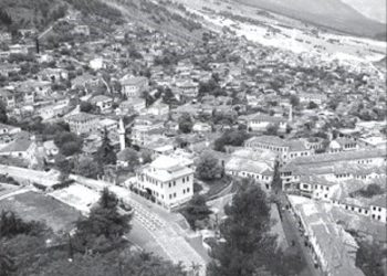 “Kur një e moshuar nga Dropulli i kërkoi Alizotit që t’i jepte një gjë për ta varur në mur, ai i tha po të jap një shenjtor e i dha portretin e Marksit…”/ Historia e panjohur me librarin e famshëm të Gjirokastrës