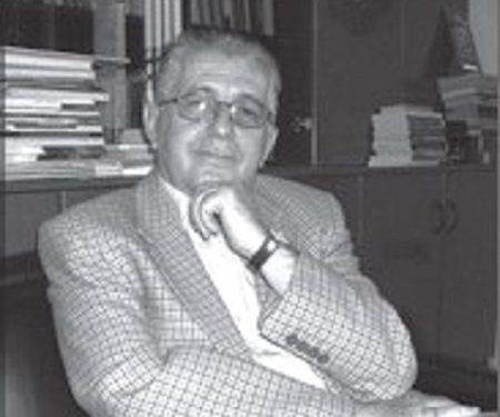 “Gjatë shetitjeve në rrugët e Gjirokastrës, Enveri përshëndeste dhe takonte ata që i njihte dhe kur e pyeti Alizotin; pa më thuaj a ke ndonjë hall, ai…”/ Historia e panjohur me librarian e famshëm të Gjirokastrës