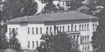 “Gjatë shëtitjeve në rrugët e Gjirokastrës, Enveri përshëndeste dhe takonte ata që i njihte dhe kur e pyeti Alizotin; pa më thuaj a ke ndonjë hall, ai…”/ Historia e panjohur me librarian e famshëm të Gjirokastrës