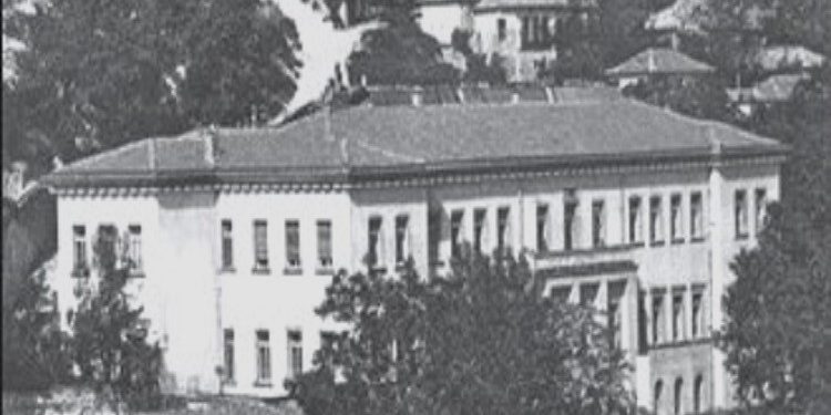 “Gjatë shëtitjeve në rrugët e Gjirokastrës, Enveri përshëndeste dhe takonte ata që i njihte dhe kur e pyeti Alizotin; pa më thuaj a ke ndonjë hall, ai…”/ Historia e panjohur me librarian e famshëm të Gjirokastrës