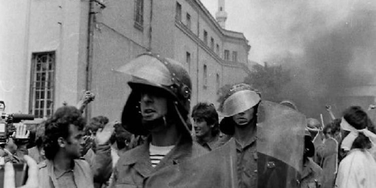 “Me gjithë të sharat dhe ofendimet, ‘vullnetarët e Enverit’ me portretet e tij vazhdonin përpara, grupi i vogël e humbi durimin dhe…”/ Shkurt 1991, kur djemtë e “Skelës” u përleshën me enveristët e Vlorës