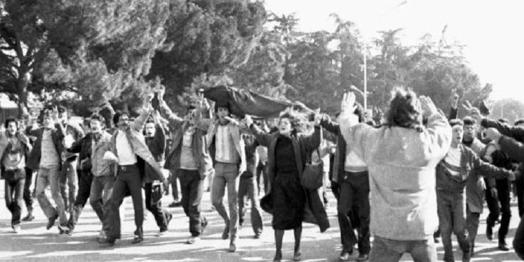 “Me gjithë të sharat dhe ofendimet, ‘vullnetarët e Enverit’ me portretet e tij vazhdonin përpara, grupi i vogël e humbi durimin dhe…”/ Shkurt 1991, kur djemtë e “Skelës” u përleshën me enveristët e Vlorës