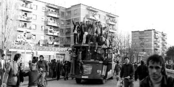 “Despite the insults and verbal abuse, ‘Enver’s volunteers’ continued moving forward with his portraits; the small group lost their patience, and…” / February 1991, when the boys of “Skela” clashed with the Enverists of Vlora.