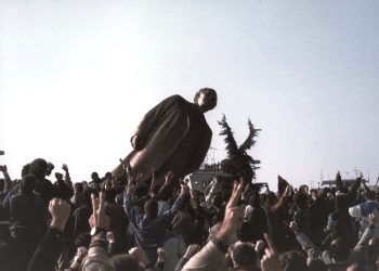 “Pas vendosjes së bustit të shokut Enver Hoxha, forcat destruktive kryen një kundra miting, goditën me gurë dhe armë zjarri forcat e rendit…”/ Zbulohen raportet sekrete të 20 shkurtit ’91, për Tiranën e rrethet