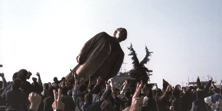 “Pas vendosjes së bustit të shokut Enver Hoxha, forcat destruktive kryen një kundra miting, goditën me gurë dhe armë zjarri forcat e rendit…”/ Zbulohen raportet sekrete të 20 shkurtit ’91, për Tiranën e rrethet