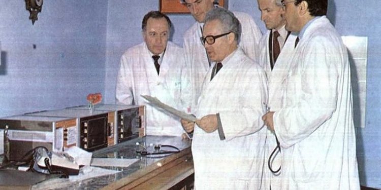 “Deputet më kishte zgjedhur Enveri se isha mjek i tij, edhe Ramizin e kuroja, por pas shkrimit te ‘Zëri Popullit’, kur e pyetën në plenum në Korçë, ai vuri dorën poshtë dhe…”/ Dëshmia e rrallë e Prof. Ylli Popës