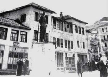 “Vëllezërit fotografë, Vito, i dërguan një kartolinë Alizotiot, ku në kokën e tij, kishin vënë Papën e Romës, por kur ai u tha se e kishte dërguar në Degë…”/ Historia e panjohur e librarit të Gjirokastrës