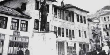 “Vëllezërit fotografë, Vito, i dërguan një kartolinë Alizotiot, ku në kokën e tij, kishin vënë Papën e Romës, por kur ai u tha se e kishte dërguar në Degë…”/ Historia e panjohur e librarit të Gjirokastrës