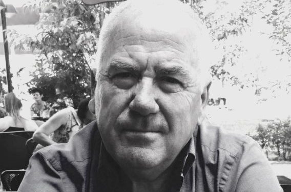 “Me gjithë të sharat dhe ofendimet, ‘vullnetarët e Enverit’ me portretet e tij vazhdonin përpara, grupi i vogël e humbi durimin dhe…”/ Shkurt 1991, kur djemtë e “Skelës” u përleshën me enveristët e Vlorës