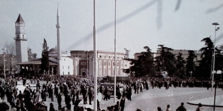 “Adrian Besnik Meta, mekanik në Parkun e MPB, ka drejtuar makinën ‘IFA’, ku ishte lidhur monumenti Enver Hoxhës, në Fier, Korçë e Durrës bustet i hoqën…”/ Raportet sekrete të Sigurimit, 20 shkurt ‘91