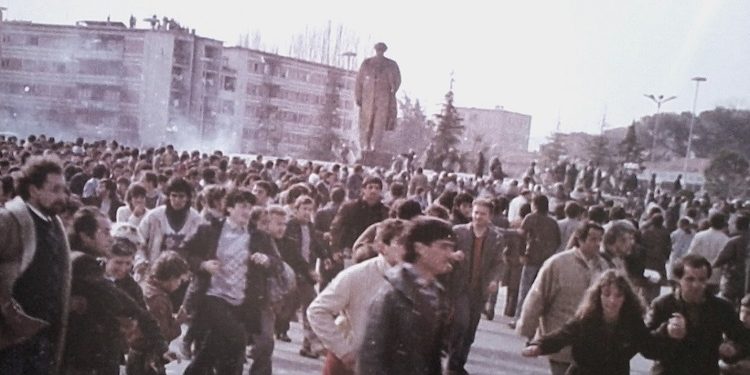 “Adrian Besnik Meta, mekanik në Parkun e MPB, ka drejtuar makinën ‘IFA’, ku ishte lidhur monumenti Enver Hoxhës, në Fier, Korçë e Durrës bustet i hoqën…”/ Raportet sekrete të Sigurimit, 20 shkurt ‘91