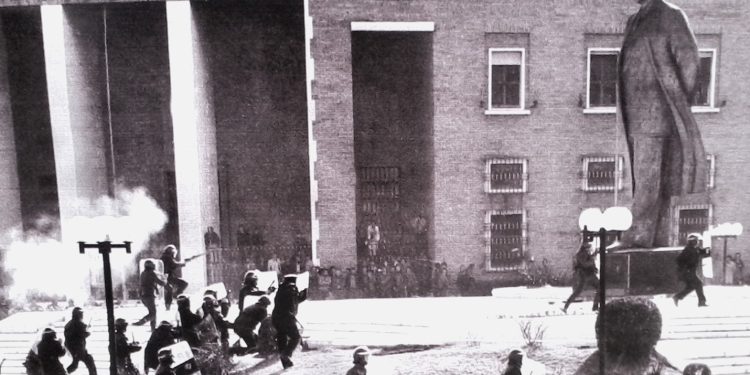 “Adrian Besnik Meta, mekanik në Parkun e MPB, ka drejtuar makinën ‘IFA’, ku ishte lidhur monumenti Enver Hoxhës, në Fier, Korçë e Durrës bustet i hoqën…”/ Raportet sekrete të Sigurimit, 20 shkurt ‘91