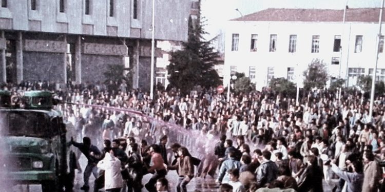 “Adrian Besnik Meta, mekanik në Parkun e MPB, ka drejtuar makinën ‘IFA’, ku ishte lidhur monumenti Enver Hoxhës, në Fier, Korçë e Durrës bustet i hoqën…”/ Raportet sekrete të Sigurimit, 20 shkurt ‘91