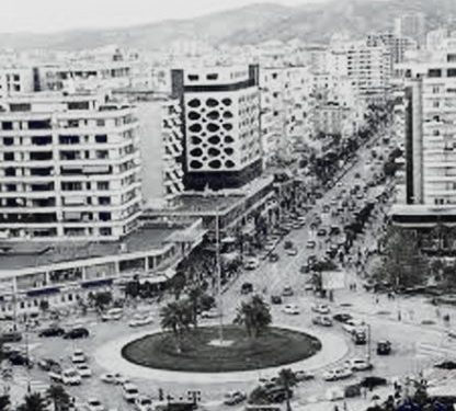 “Me gjithë të sharat dhe ofendimet, ‘vullnetarët e Enverit’ me portretet e tij vazhdonin përpara, grupi i vogël e humbi durimin dhe…”/ Shkurt 1991, kur djemtë e “Skelës” u përleshën me enveristët e Vlorës