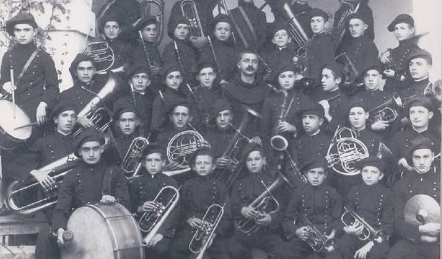 “Pasi u diplomua në Akademinë e Lartë Muzikore të Pragës, me profesorët, V. Smetacek, R. Brook, A. Klima, në 1954-ën, në Festivalin Ndërkombëtar të Muzikës, ai…”/ Historia e panjohur e maestro Simon Gjonit