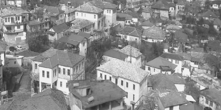 “Në vitet 1940 – ‘41, Enver Hoxha si me shaka, e pyeste babain tonë; more Neki Bej, besoj se vëllait të Nuredin Bej Vlorës, ja kanë besuar ruajtjen e parave të sojit tyre…”?! / Dëshmia e rrallë e nipit të Esat Dishnicës