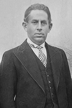 “Kur Enverit i shkuan në vesh fjalët e nënës sonë, se ne kishim 20 napolona ari, që na i kishte lënë Hiqmet Delvina, kur iku në ’39-ën me Zogun, ai e thirri dhe…”/ Dëshmia e rrallë e nipit të Esat Dishnicës