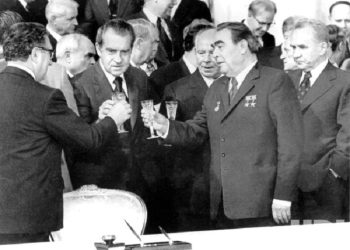 “Sapo iku Kosygin, në Lindjen e Mesme vrapoi Kissinger dhe botës iu tha se ai shkoi me një ‘plan paqeje’, për…”/ Shkrimi i Enver Hoxhës dhjetor ’73, për konfliktin ndërmjet Izraelit dhe vendeve arabe