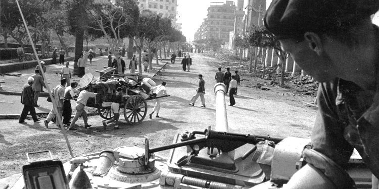 “Sikur mos mjaftonte agresioni i Izraelit, qeveritë britanike dhe franceze, nën pretekstin e sigurimit të kalimit nëpër Kanalin e Suezit, i kanë dërguar…”/ Ditari politik i Enver Hoxhës, nëntor 1956 -‘57