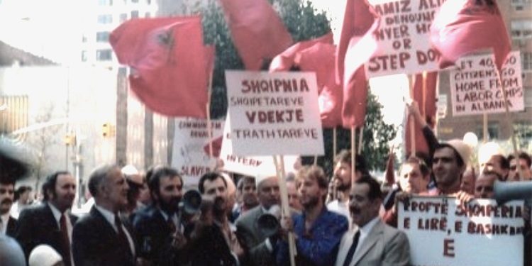 “Në shtator 1944, Abaz Ermenji u takua me tre oficerët britanikë, Maclein, Smajli e Amery dhe u ra dakord që të formohej një grup i përbashkët, për të luftuar…”/ Ana e panjohur e ish-kreut të Ballit Kombëtar