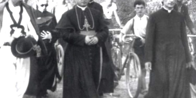 “Në prill 1993, kur në një dhomë të errët të Katedrales së Shkodrës, Nënë Tereza u ul në gjunjë para tij, duke thënë: më jep bekimin tënd, Dom Mikeli…”/ Historia e panjohur e Kardinalit të parë shqiptar