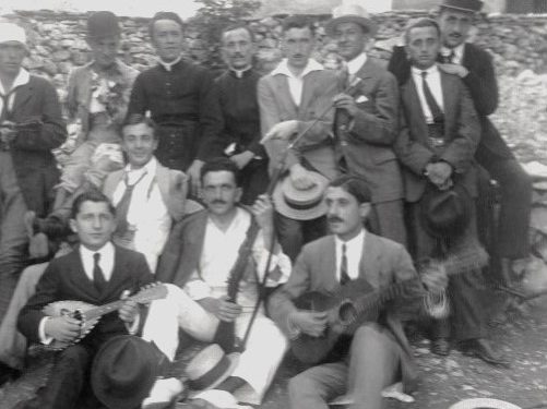 “Në prill 1993, kur në një dhomë të errët të Katedrales së Shkodrës, Nënë Tereza u ul në gjunjë para tij, duke thënë: më jep bekimin tënd, Dom Mikeli…”/ Historia e panjohur e Kardinalit të parë shqiptar