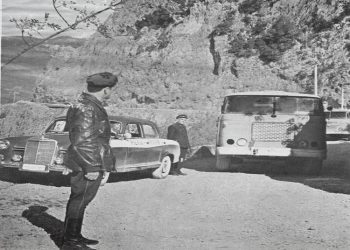 “Shoferin e zuri gjumi dhe makina u përmbys, i zuri poshtë të gjithë e mori flakë…”/ Dëshmia e rrallë e të mbijetuarit nga ngjarja e vitit ’49 në dalje të Milotit, ku vdiqën 20 nxënës nga Kukësi