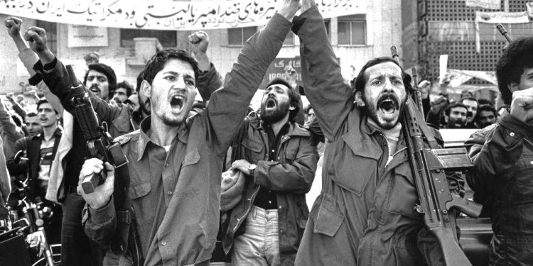 “Në janar 1979, në prag të përmbysjes së Shahut në Iran, Enver Hoxha shkruan në ditarin politik, se Lindja e Mesme mund të jetë shkëndija e një lufte botërore, pasi…”/ Refleksionet e studiuesit të njohur