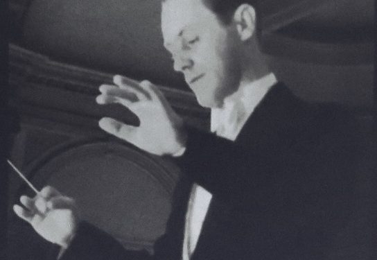 “Pasi u diplomua në Akademinë e Lartë Muzikore të Pragës, me profesorët, V. Smetacek, R. Brook, A. Klima, në 1954-ën, në Festivalin Ndërkombëtar të Muzikës, ai…”/ Historia e panjohur e maestro Simon Gjonit