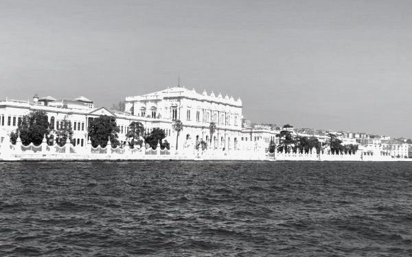 “Pergamenit iu hoqën vulat dhe para syve të historianëve, u shfaq një dokument i çuditshëm, një hartë e plotë dhe e saktë e Antarktidës, e realizuar nga…”/ Historia e panjohur e admiralit shqiptar, Pirro Rajca