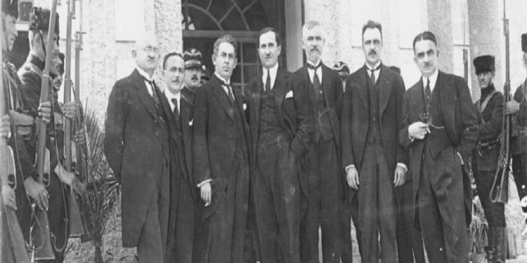 “Kur Enverit i shkuan në vesh fjalët e nënës sonë, se ne kishim 20 napolona ari, që na i kishte lënë Hiqmet Delvina, kur iku në ’39-ën me Zogun, ai e thirri dhe…”/ Dëshmia e rrallë e nipit të Esat Dishnicës