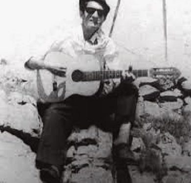 “Kur ai priste të vazhdonte studimet e larta, për arsye biografie, i’a ndërprenë ëndrrën dhe ai u detryrua të punonte…”/ Historia e panjohur e poetit Gjok Beci, që filloi universitetin në moshën 47 vjeçare