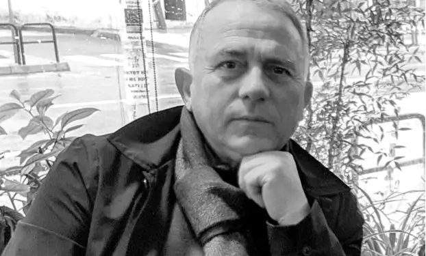 “Thanas Dino nuk ishte nga ata që mund të ‘ngujohej’ brenda fatit të tij, të kthehej thjesht në një kronist manikin, por ai…”/ Historia e gazetarit gjirokastrit që u kritikua nga Enver Hoxha në vitin 1972