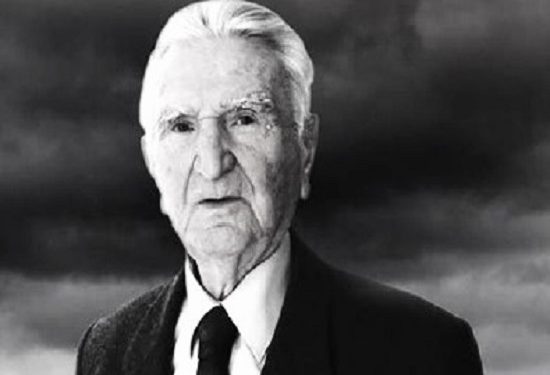 “Një ditë, duke ecur në ‘Rrugën e Dibrës’, në trotuar pashë mësuesin tim të Liceut të Korçës, Enver Hoxhën, i cili më ndali dhe më tha…”/ Dëshmia e rrallë e Arben Putos; Në klasë s’na qëlloi kurrë me pëllëmbë…!