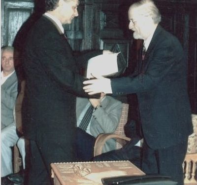 “Ndalimi i fesë në Shqipëri, kaloi pa u vënë re jashtë vendit dhe ngjalli pak protesta, me përjashtim të gazetës së Vatikanit, ‘L’Observatore Romano’…”/ Dëshmia e rrallë e studiuesit nga SHBA-ës