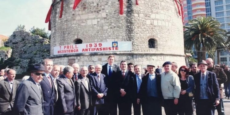 “Historiografia komuniste, madje edhe ajo e mëvonshme, e ka anatemuar largimin e Mbretit Zog nga Shqipëria më 7 prill ‘39, sikur ky largim përbënte…”/ Refleksionet e ish-deputetit dhe kreut të Legalitetit