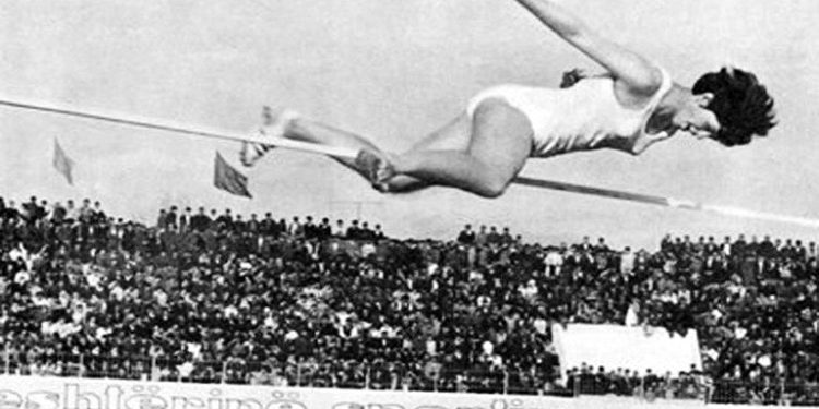 “Kur po shkonin nga Instituti i Fizkulturës, pasi andej kishte edhe vajza, diku në një cep të pistës, në kërcim së larti, ishte duke…”/ Historia e panjohur e mjeshtërve të mëdhenj të sportit: Pronjari – Zaçe