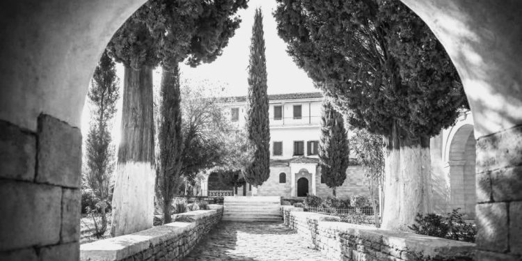 “Akuzat ndaj Baba Rexhebit nuk i përgjigjen së vërtetës, dhe vetëm ua hapin gojën më keq pinjojve ideologjikë të Bedri Spahiut e Ramiz Alisë, pasi…”/ Refleksionet e studiuesit të njohur nga SHBA-ës.