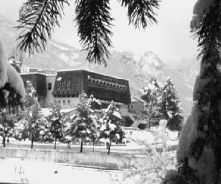 “Në spitalin e ‘Bajram Currit’ përballë një aparati të vjetër skopie, mbeti i shtangur, kur pa se tre pacientët e parë e kishin zemrën në krahun e djathtë dhe…”/ Historia e panjohur e Dr. Hektor Çoçolit