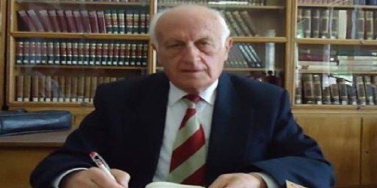 “Në spitalin e ‘Bajram Currit’ përballë një aparati të vjetër skopie, mbeti i shtangur, kur pa se tre pacientët e parë e kishin zemrën në krahun e djathtë dhe…”/ Historia e panjohur e Dr. Hektor Çoçolit