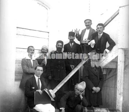 “Kulmi mërrîjti kúr në vendin e flamurit serb, ngritëm pranë atij të Francës, flamurin e Skanderbeut, qi e kishin punue murgeshat Stigmatine, me urdhën të…”/ Ditari i panjohur i Karl Gurakuqit