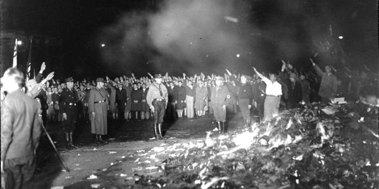 “Më 10 maj 1933, në sheshin e Operas së Berlinit, në prani të mbi 70.000 vetëve të eksituar, u hodhën në flakë më se 25.000 libra, të mbi 400 autorëve…”/ Libri i ri i gazetarit dhe diplomatit të njohur Bashkim Trenova