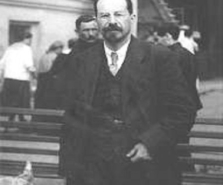 “Kompozitori bolshevik, Arseni Avramov, e deklaroi Sebastian Bachun; ‘një kriminel i madh përpara historisë, që ka deformuar dëgjimin e miliona njerëzve, pasi…”/ Libri i ri i gazetarit dhe diplomatit Bashkim Trenova