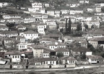 “Pasi nxirrte zhavor me lopatë tek ‘Gropa e Zhurrit’, rrëzë Kalasë, ku fshinte djersët me duar, Vexhi Buharanë e dërguan te rrojtorja e…”/ Dëshmia e rrallë e ish-kryeredaktorit të “Zëri i Popullit”