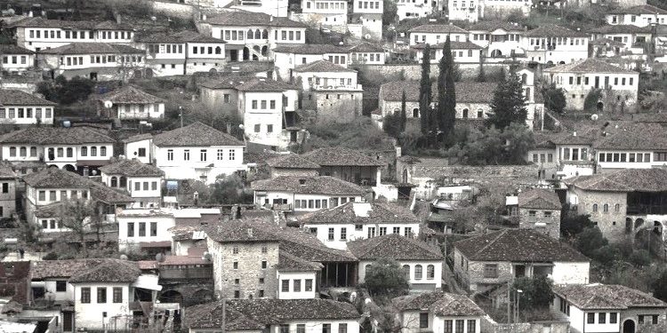 “Pasi nxirrte zhavorr me lopatë tek ‘Gropa e Zhurrit’, rrëzë Kalasë, ku fshinte djersët me duar, Vexhi Buharanë e dërguan te rrojtorja e…”/ Dëshmia e rrallë e ish-kryeredaktorit të “Zëri i Popullit”