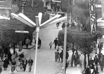 “Shitësen e bukur me sy bojë qielli te dyqani i luleve, do ta konsideroja një ndër ‘brodueistet’ e para, por te ajo rrugë vinin edhe vajza të tjera, si…”/ Historia e rrugës së famshme që Kadareja e përjetësoi në veprat e tij